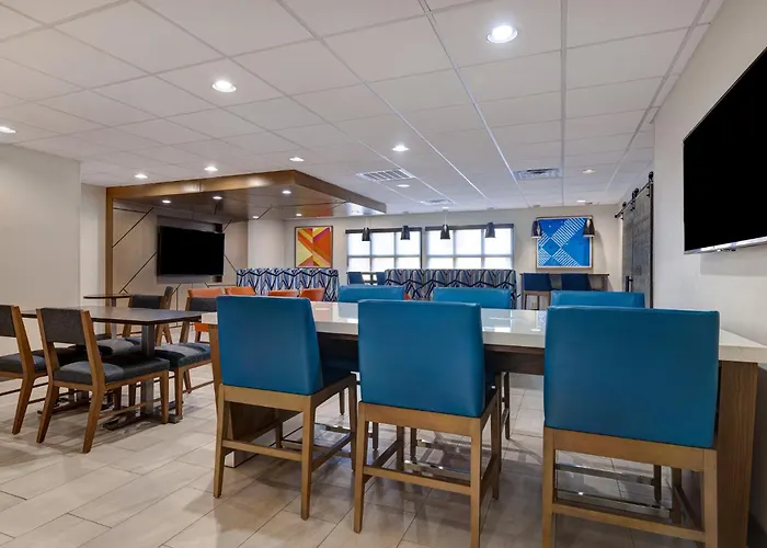 Holiday Inn Express & Suites Central Omaha By Ihg